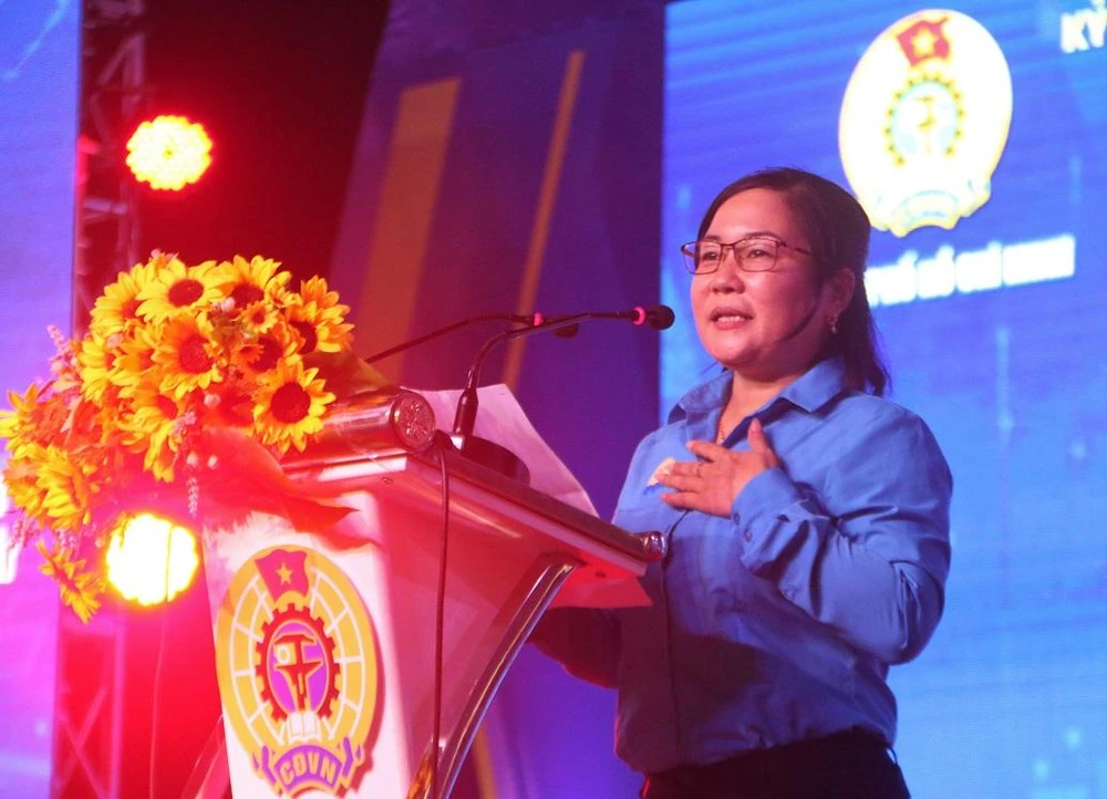 Bà Đào Thị Bích Nhuần chia sẻ ký ức những tháng ngày tham gia chống dịch. Ảnh: THẢO PHƯƠNG