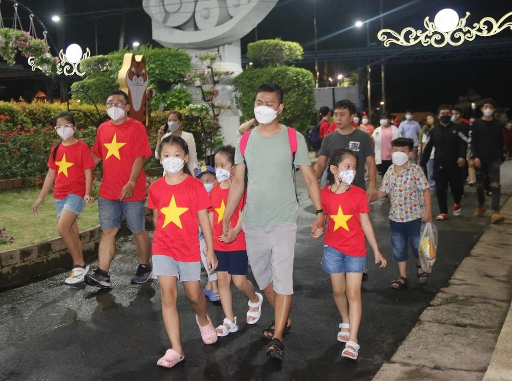 Ngoài các bạn trẻ đến công viên vui chơi xem pháo hoa thì còn có những gia đình dắt theo em nhỏ đến xem. Ảnh: THẢO PHƯƠNG