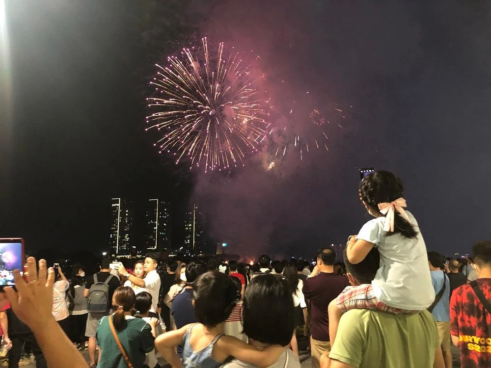Nhiều gia đình dắt theo con nhỏ đến xem pháo hoa. Ảnh: BẢO PHƯƠNG