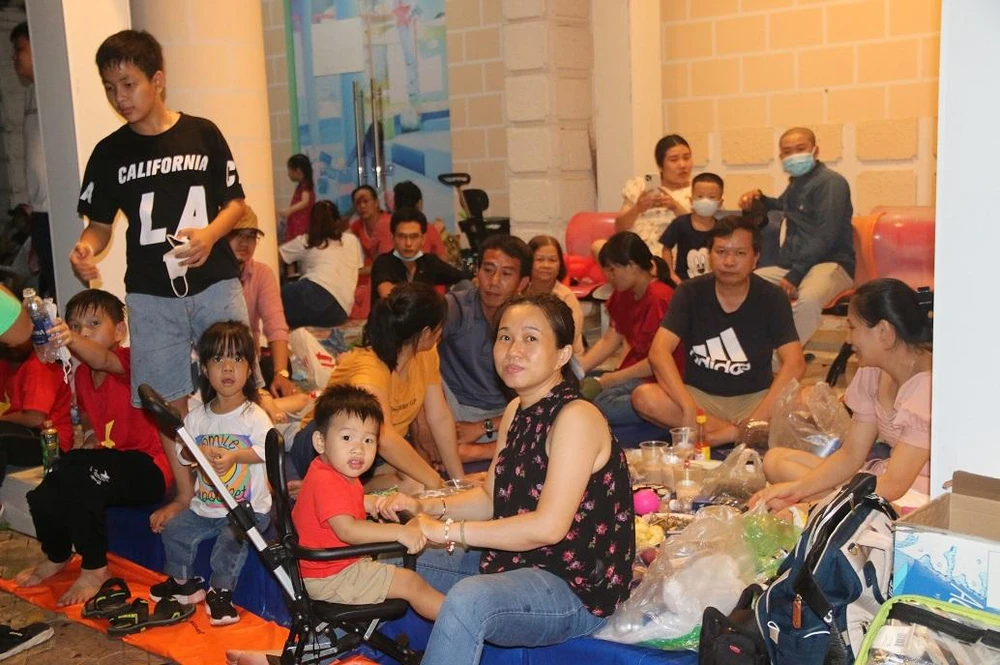 Nhiều gia đình mang theo đồ ăn, nước uống để vui chơi dịp lễ và chờ đến tối để xem pháo hoa. Ảnh: THẢO PHƯƠNG