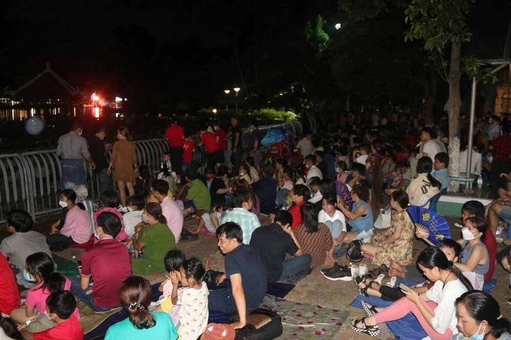 Khu vực xung quanh bến thuyền công viên đông kín người chọn sẵn vị trí có thể xem pháo hoa một cách gần nhất, đẹp nhất. Ảnh: THẢO PHƯƠNG