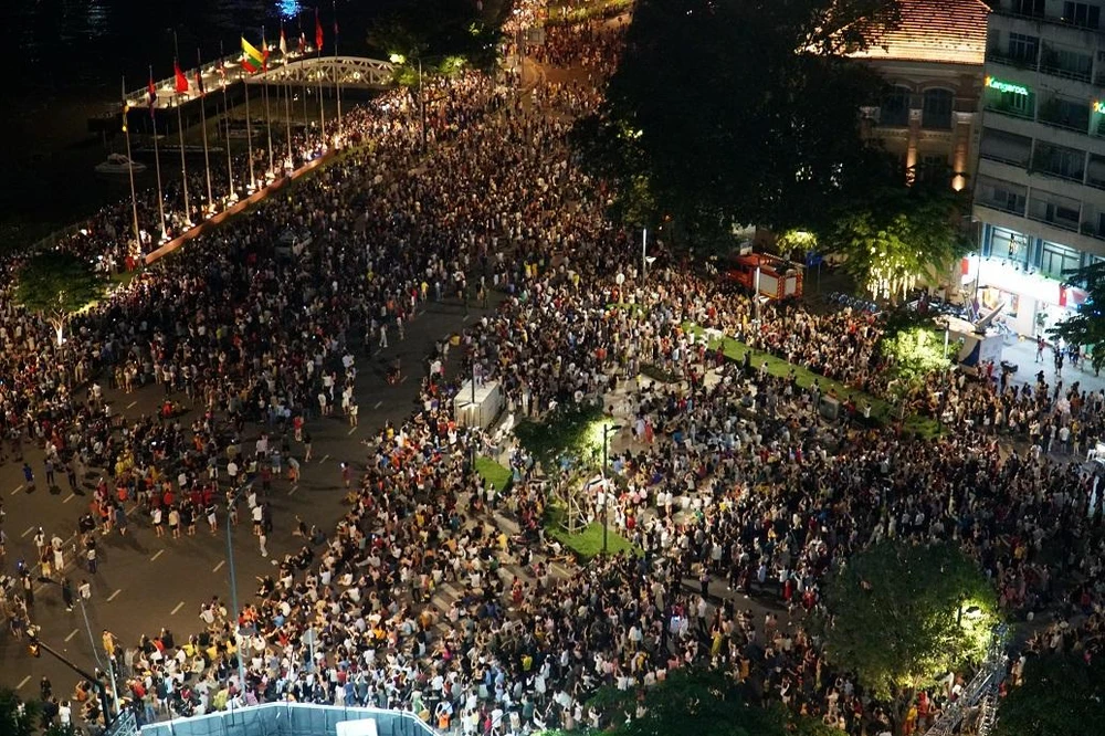 Mặc dù màn bắn pháo hoa sẽ diễn ra vào lúc 21h tuy nhiên hàng nghìn người đã chọn sẵn các vị trí có thể quan sát pháo hoa và đứng chờ trước đó nhiều giờ đồng hồ. Ảnh: BẢO PHƯƠNG