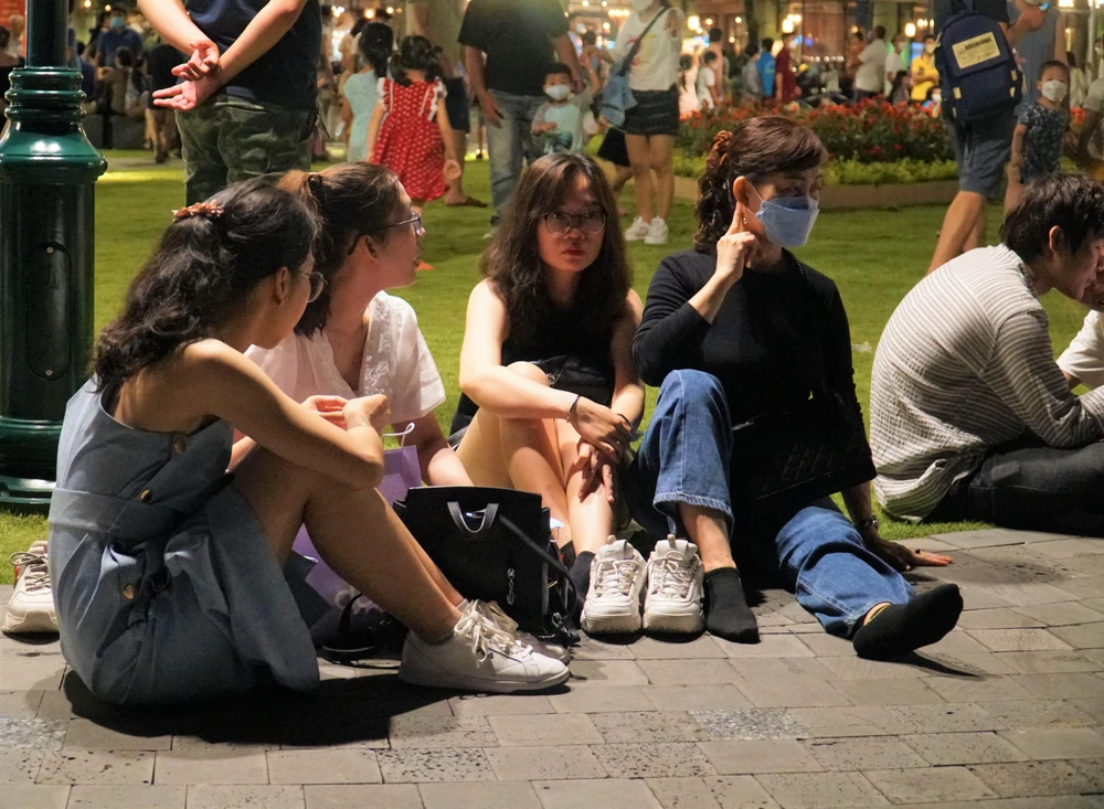 Không chỉ những gia đình có trẻ em mà còn rất đông các bạn trẻ cũng đến đây xem pháo hoa. Ảnh: BẢO PHƯƠNG