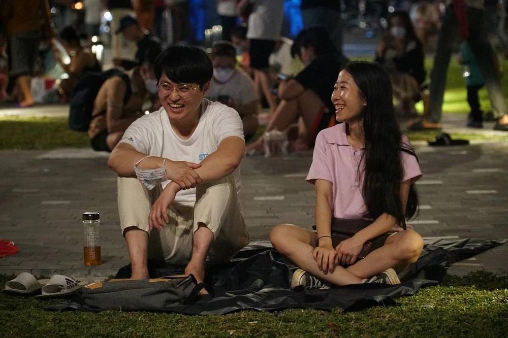 Đễ tiện theo dõi pháo hoa nhiều gia đình còn mang theo cả thức ăn và nước uống. Ảnh: BẢO PHƯƠNG