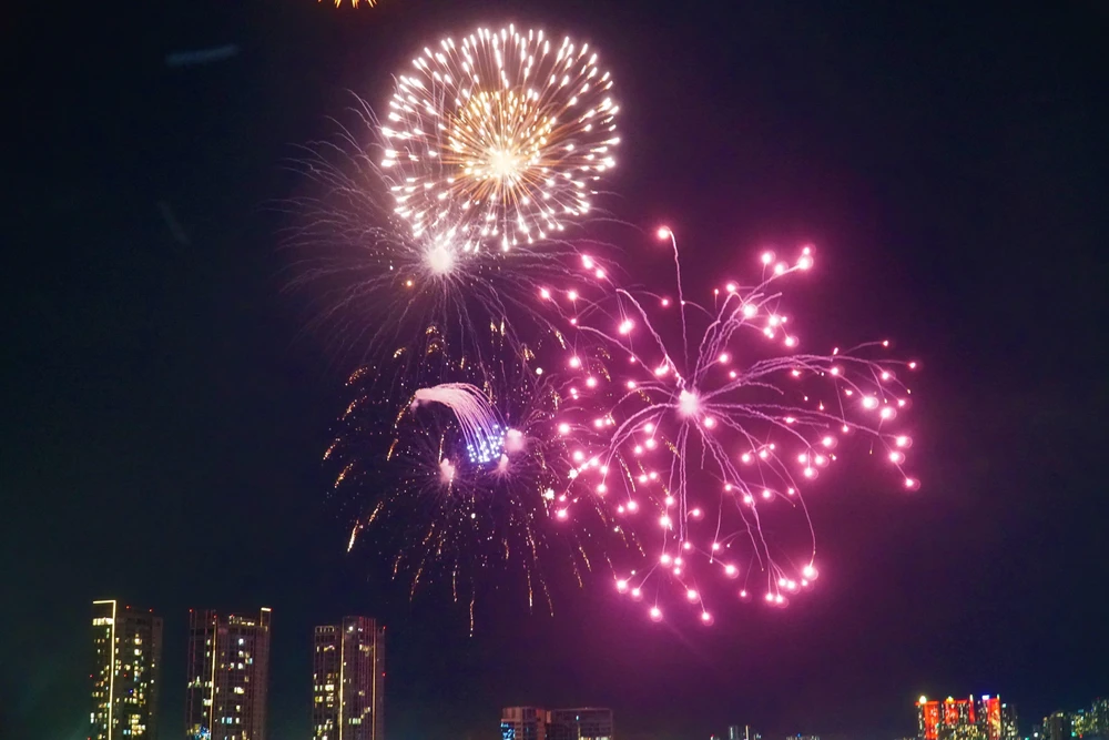 Pháo hoa nhìn từ khách sạn Mejestic (quận 1, TP.HCM). Ảnh: BẢO PHƯƠNG