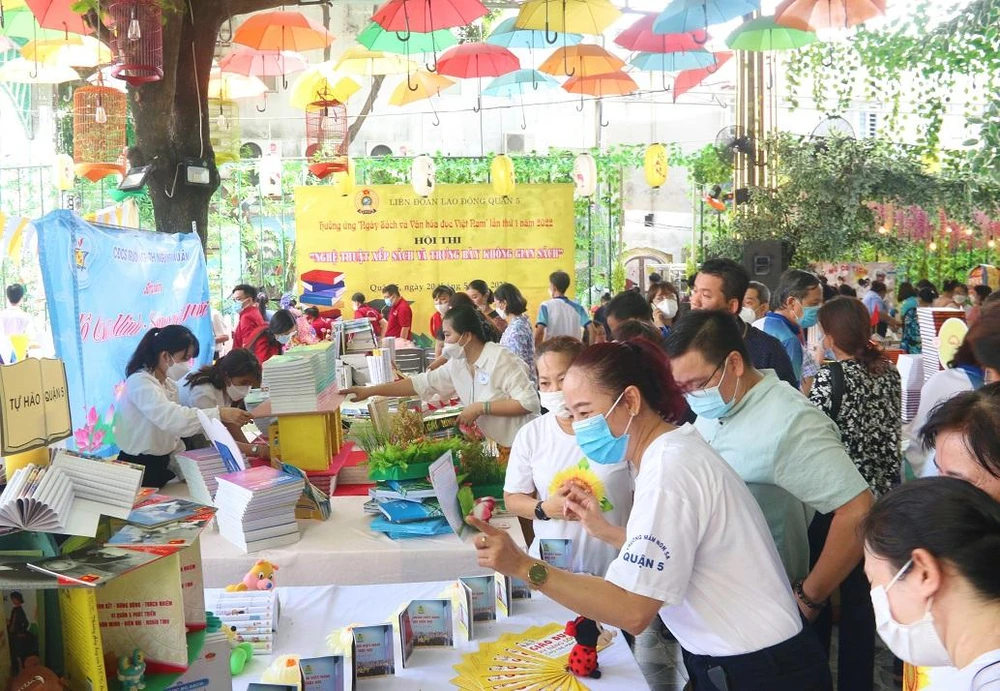 Hội thi nhằm xây dựng sân chơi bổ ích, sáng tạo, tạo điều kiện cho công nhân viên chức - lao động giao lưu, trao đổi kinh nghiệm. Ảnh: THẢO PHƯƠNG Hội thi nhằm xây dựng sân chơi bổ ích, sáng tạo, tạo điều kiện cho công nhân viên chức - lao động giao lưu, trao đổi kinh nghiệm. Ảnh: THẢO PHƯƠNG