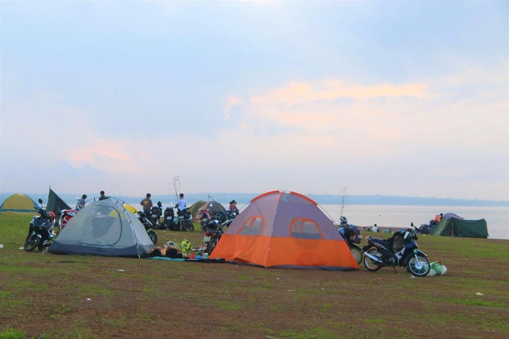 Nhiều người chọn cắm trại khu vực phía trước đập vì rộng rãi và an toàn. Ảnh: THẢO PHƯƠNG