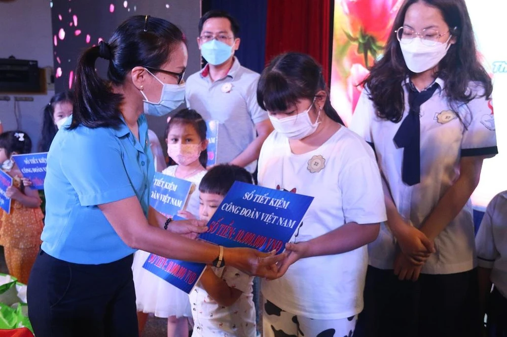 Các cháu không may mất cả cha và mẹ, hoặc có cha hoặc mẹ đơn thân mất nhận số tiền 20 triệu đồng/sổ/cháu. Ảnh: THẢO PHƯƠNG