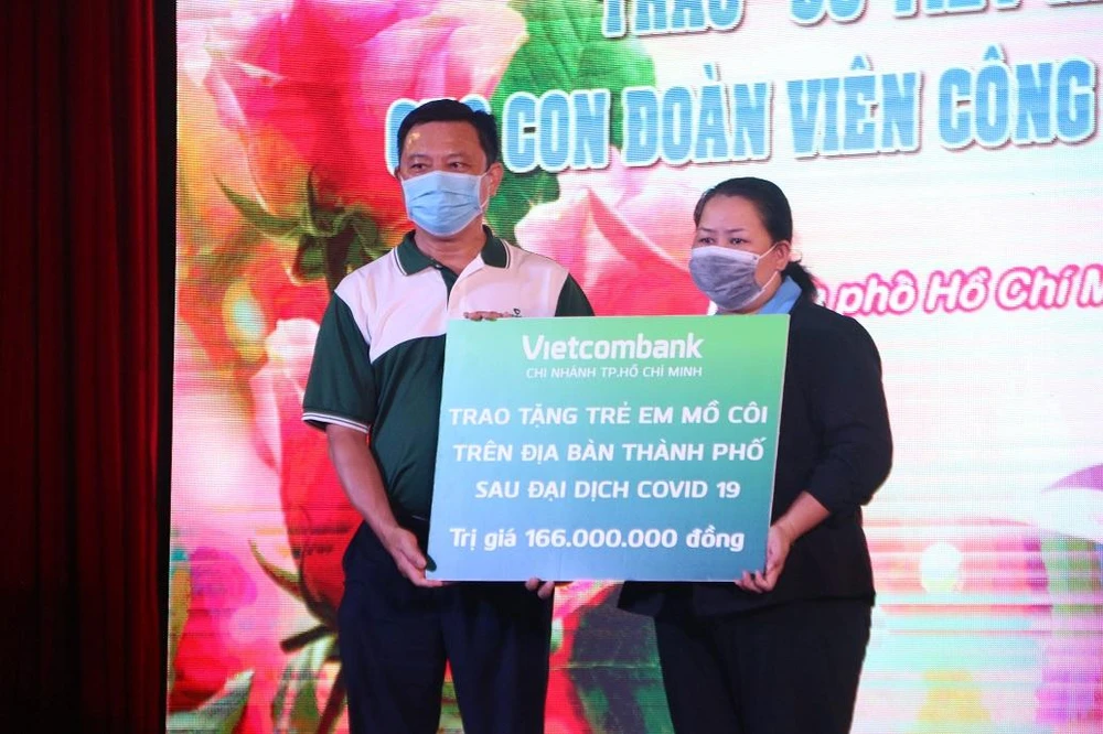 Liên đoàn Lao động TP.HCM phối hợp cùng Ngân hàng Vietcombank chi nhánh TPHCM tổ chức chương trình. Ảnh: THẢO PHƯƠNG