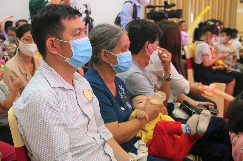 Anh Phan Văn Phúc vừa làm cha, vừa làm mẹ nên gặp khá nhiều khó khăn. Ảnh: THẢO PHƯƠNG