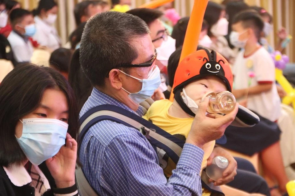 Anh Trịnh Hồng Sơn biết ơn khi nhận được sổ tiết kiệm. Ảnh: THẢO PHƯƠNG