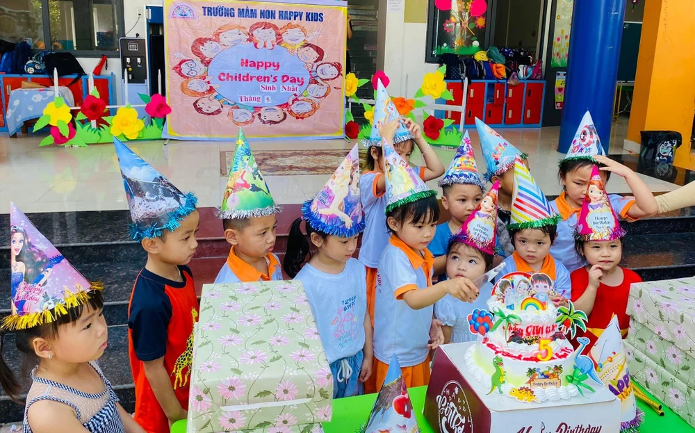 Trường Mầm Non Happy Kids tổ chức lễ và sinh nhật cho các bé. Ảnh: FB nhà trường