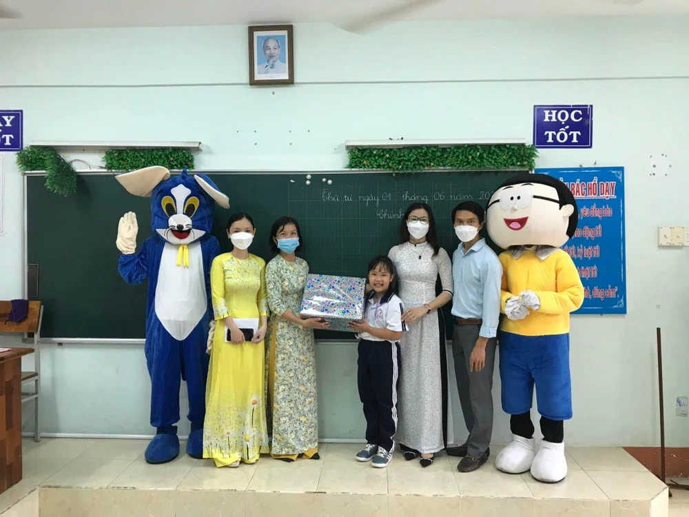 Tặng quà cho HS khó khăn dịp lễ. Ảnh: FB nhà trường