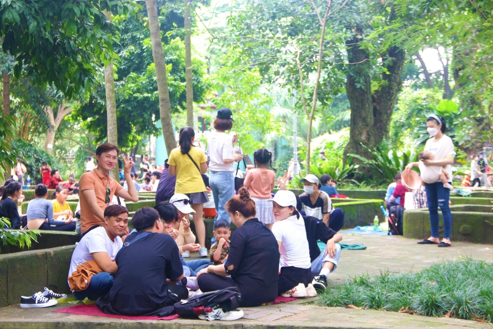 Một số người trải bạc để picnic, vui chơi ăn uống ngay tại công viên. Ảnh: THẢO PHƯƠNG
