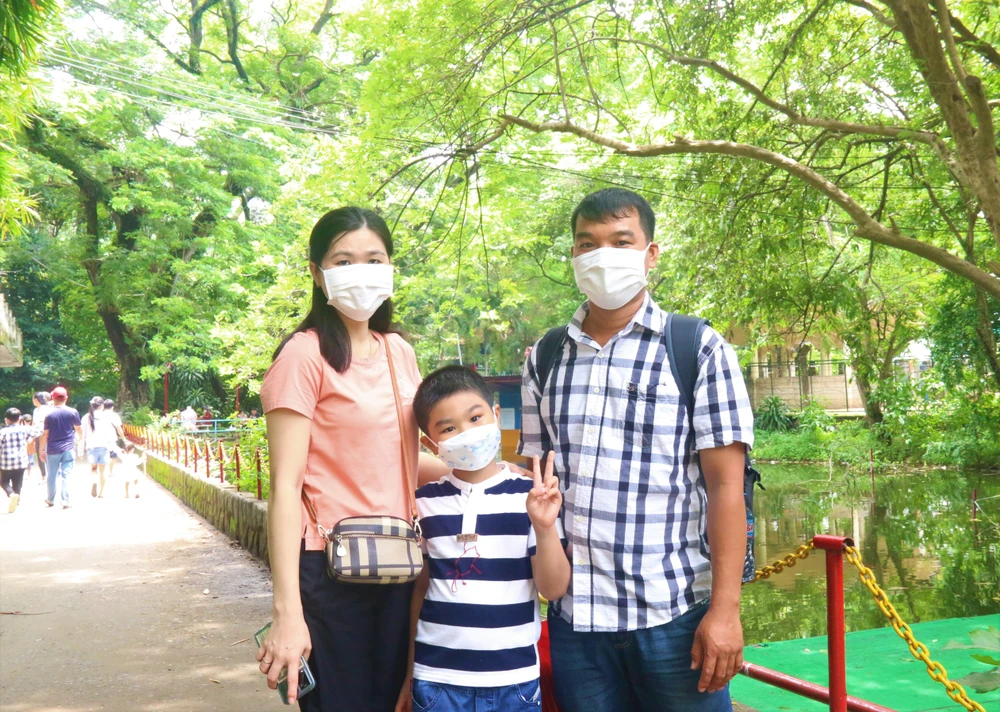 Gia đình anh Đào Nguyên Lân lặn lội 500km từ Phú Yên vào TP.HCM để cho con chơi lễ. Ảnh: THẢO PHƯƠNG