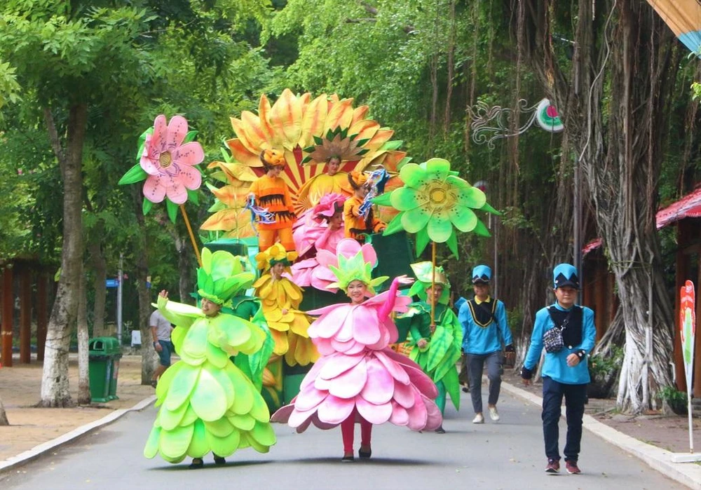 Nhiều hoạt động vui chơi giải trí tại Đầm Sen dịp lễ. Ảnh: THẢO PHƯƠNG
