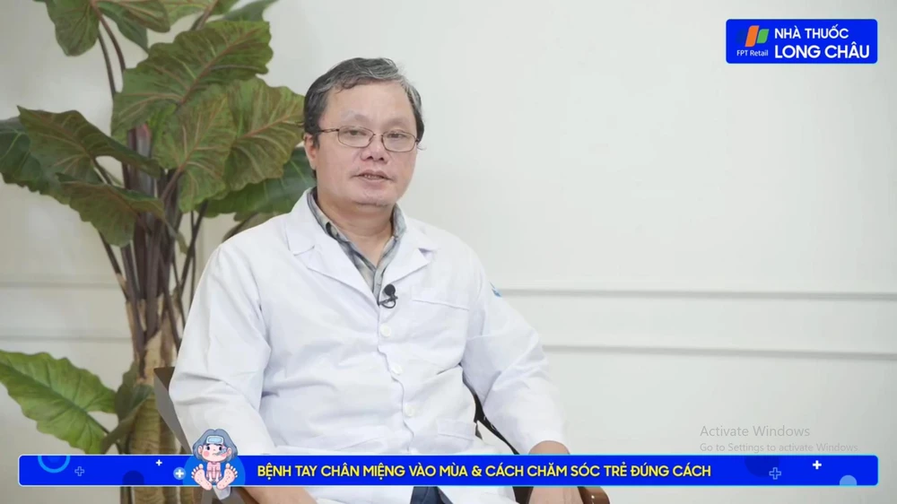 BS Trương Hữu Khanh giải đáp thắc mắc về bệnh tay chân miệng ở trẻ em. Ảnh chụp màn hình