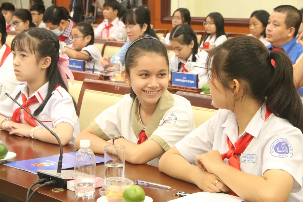 Các thiếu nhi có nhiều mong muốn, nguyện vọng thiết thực gửi đến lãnh đạo TP. Ảnh: THẢO PHƯƠNG