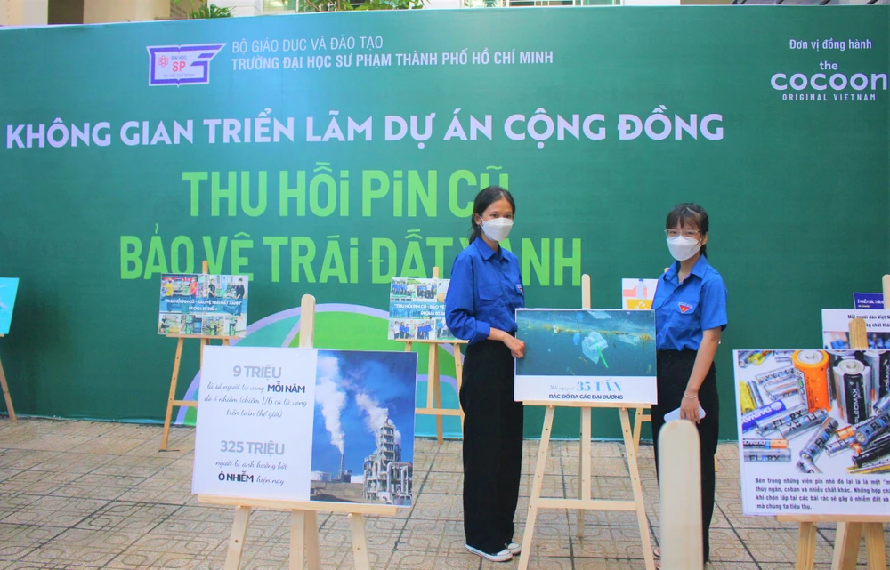 Hoạt động thu hồi pin cũ hưởng ứng Ngày Môi trường Thế giới được đông đảo các SV tham gia. Ảnh: THẢO PHƯƠNG