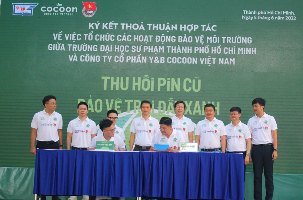 BGH nhà trường cùng công ty Y&amp;B ký kết thỏa thuận hợp tác bảo vệ môi trường. Ảnh: THẢO PHƯƠNG
