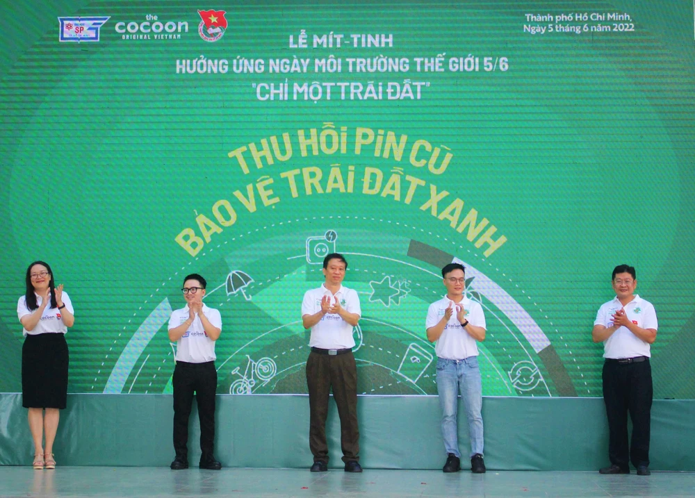 Phó hiệu trưởng Cao Anh Tuấn (ngoài cùng bên phải) kêu gọi đoàn viên thanh niên nêu cao ý thức, trách nhiệm bảo vệ môi trường. Ảnh: THẢO PHƯƠNG