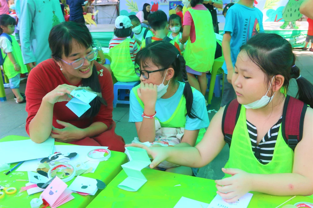 Chị Vũ Thị Thanh Tâm hướng dẫn các bé tự sáng tạo đồ chơi cho mình. Ảnh: THẢO PHƯƠNG