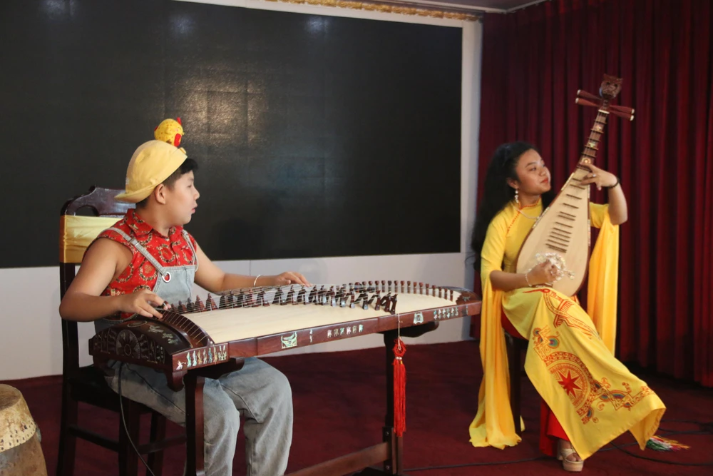 Chương trình Cho trẻ tìm hiểu nhạc cụ dân tộc. Ảnh: THẢO PHƯƠNG