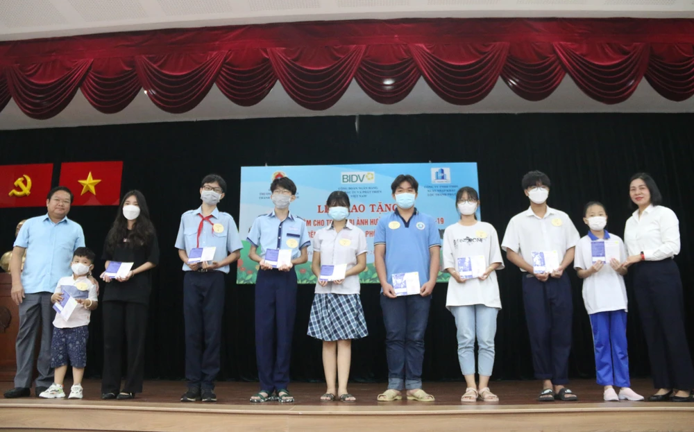 Trao 42 sổ tiết kiệm cho trẻ em với tổng kinh phí 620 triệu đồng. Ảnh: THẢO PHƯƠNG