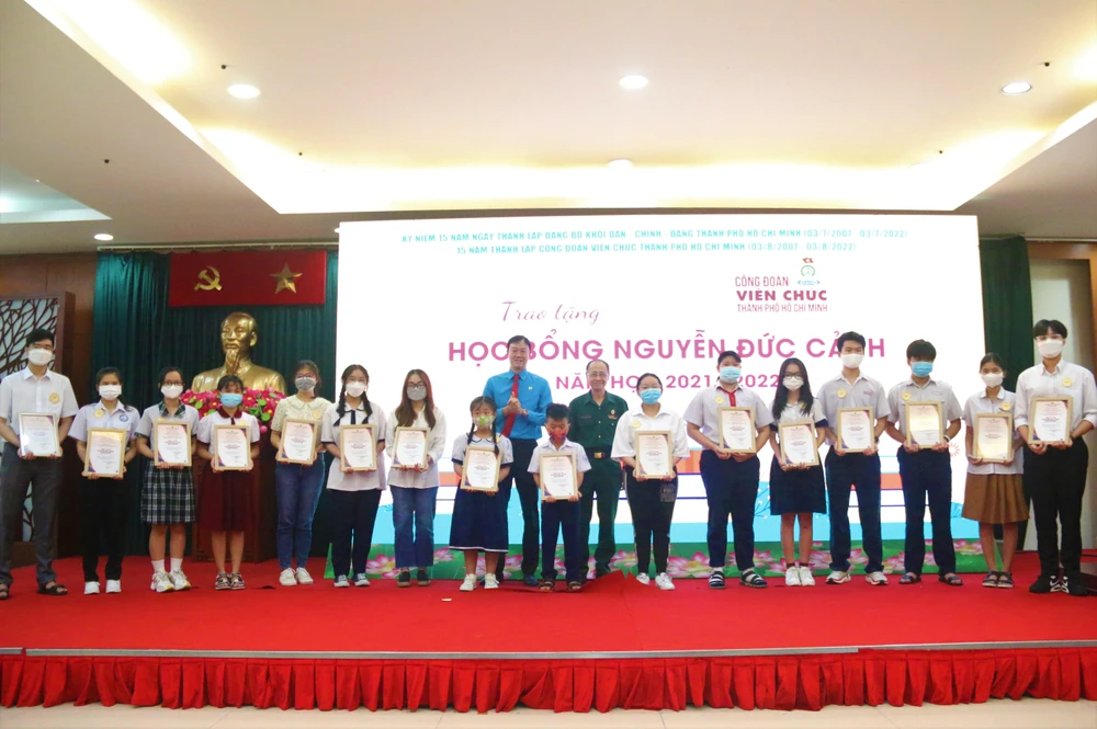 Trao 158 học bổng Nguyễn Đức Cảnh nhằm động viên các học sinh. Ảnh: THẢO PHƯƠNG