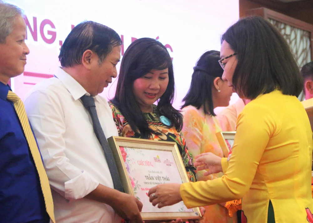 Gia đình chị Trần Việt Thái được biểu dương gia đình tròn 30 năm trở lên. Ảnh: THẢO PHƯƠNG