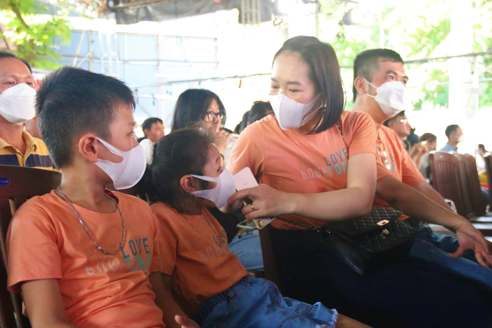 Các gia đình cùng nhau tham gia giao lưu "Gia đình hạnh phúc". Ảnh: THẢO PHƯƠNG