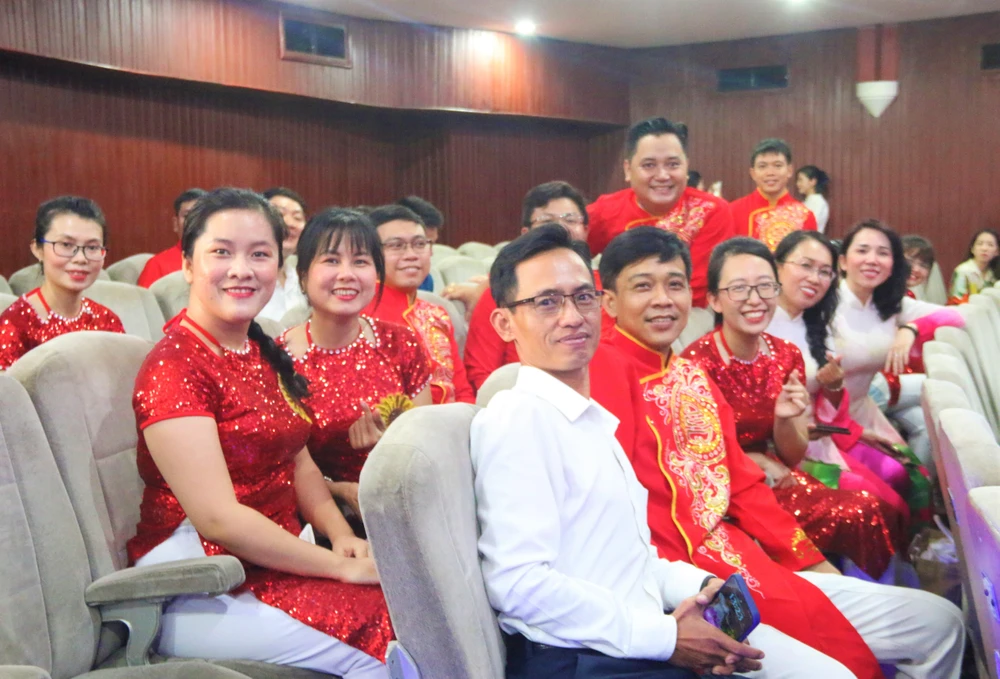 Đội văn nghệ Sở Nội vụ TP.HCM luyện tập trong gần 1 tuần. Ảnh: THẢO PHƯƠNG