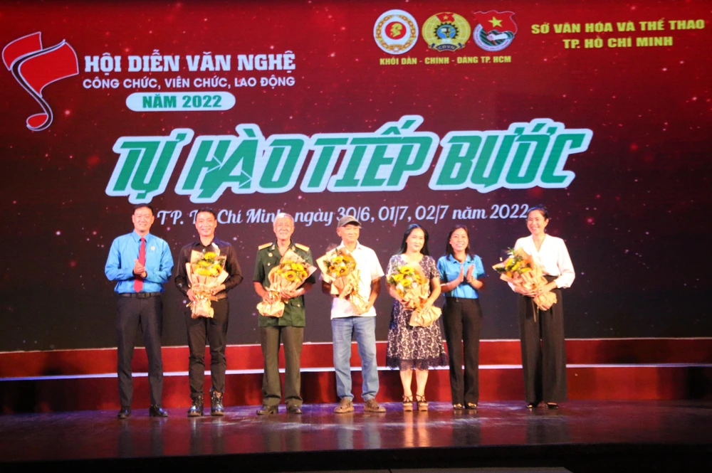 Tặng hoa cho 5 vị giám khảo của cuộc thi. Ảnh: THẢO PHƯƠNG