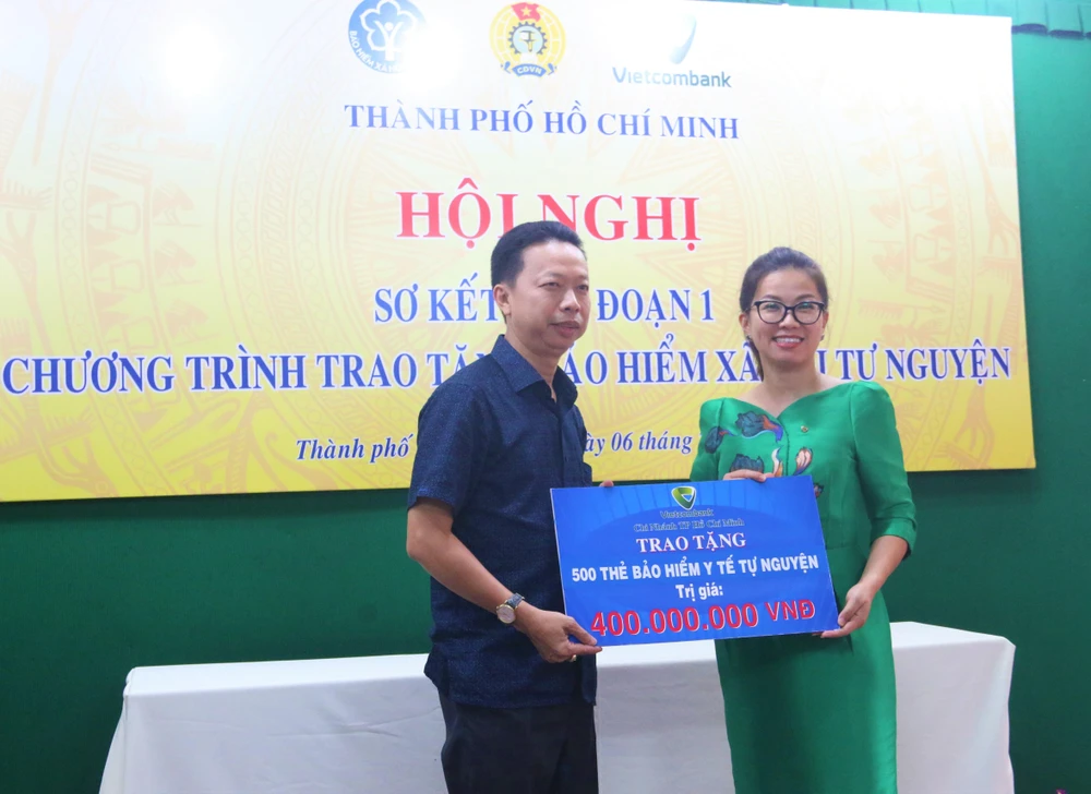 Hỗ trợ 500 thẻ bảo hiểm y tế trị giá 400 triệu đồng cho đoàn viên nghiệp đoàn có hoàn cảnh khó khăn. Ảnh: THẢO PHƯƠNG