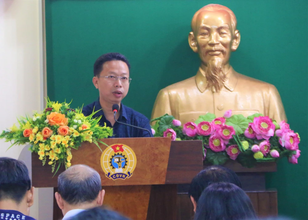 Ông Nguyễn Thành Đô báo cáo kết quả giai đoạn 1 chương trình Trao tặng bảo hiểm xã hội tự nguyện. Ảnh: THẢO PHƯƠNG