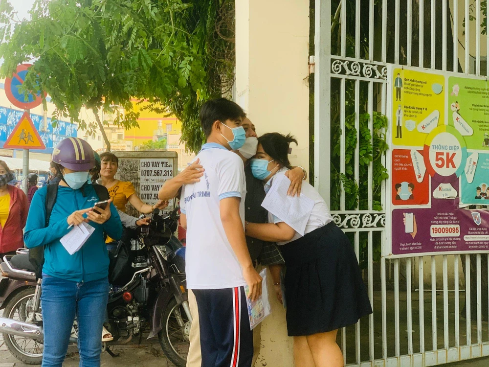 Những cái ôm động viên của cha mẹ dành cho con trước kỳ thi. Ảnh: THẢO PHƯƠNG