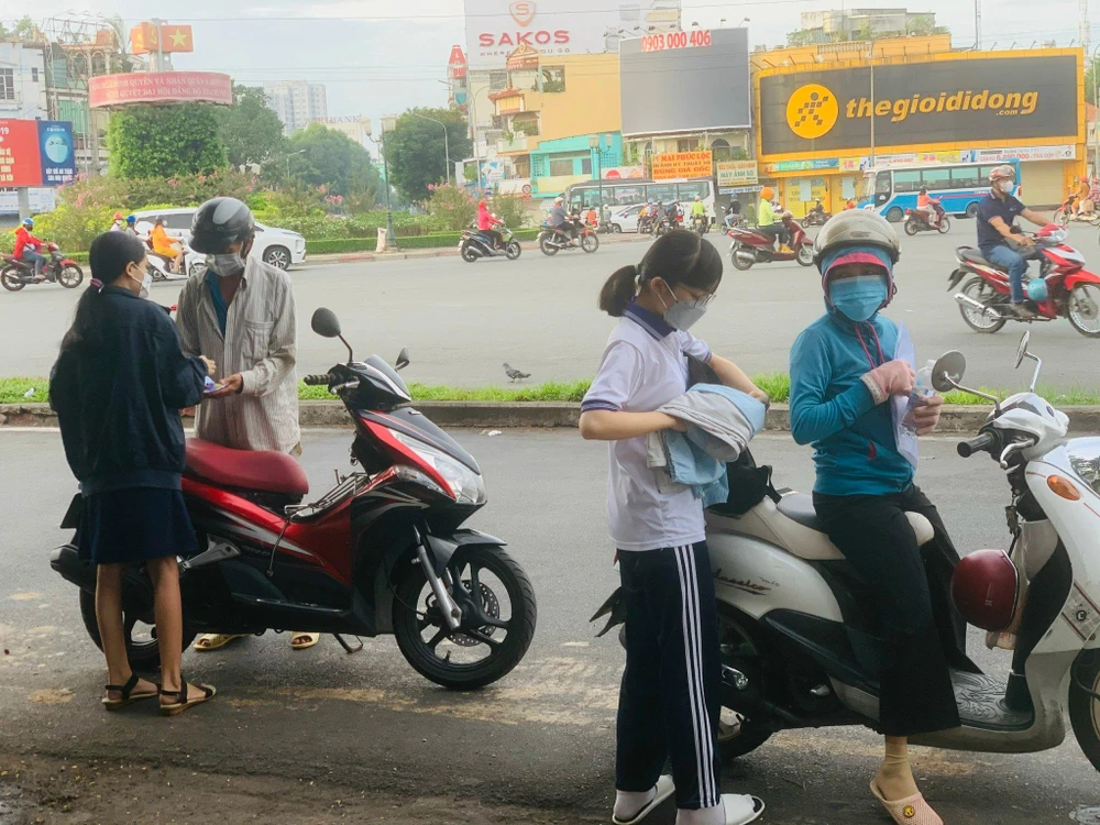 Nhiều cha mẹ chở con đi thi từ 5 giờ sáng. Ảnh: THẢO PHƯƠNG