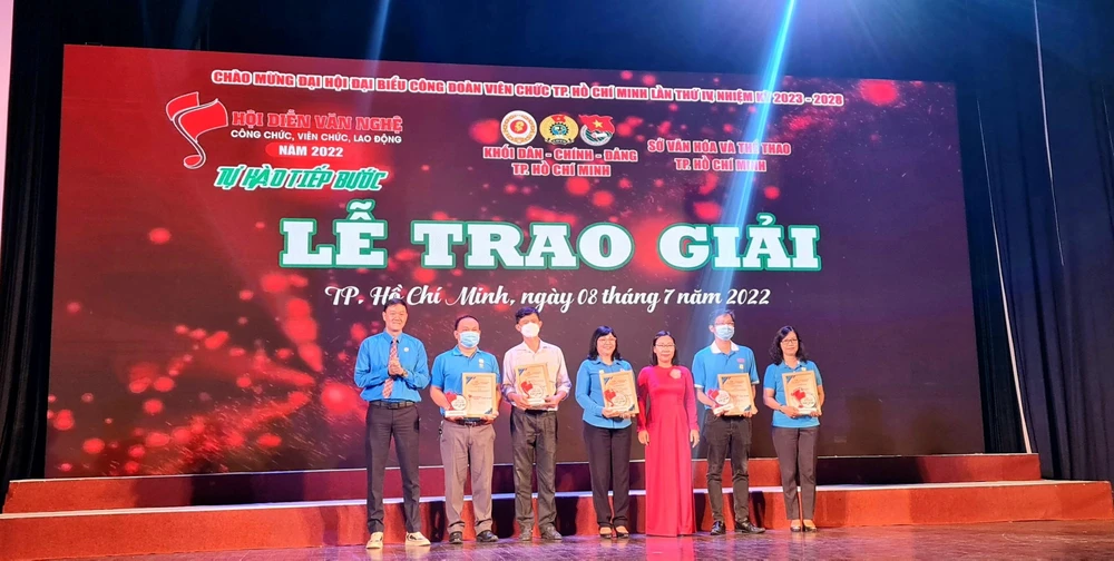 Trao giải A, B và xuất sắc cho các đơn vị đạt giải chương trình.