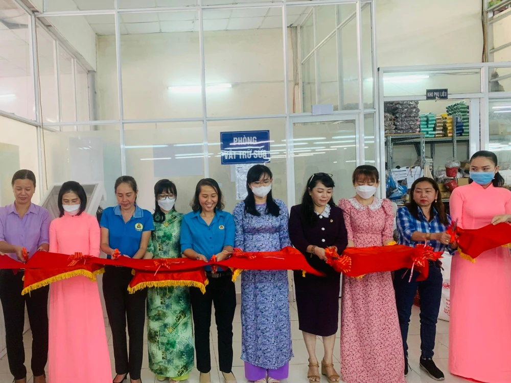 Ra mắt cabin vắt trữ sữa tại công ty TNHH may Trần Trúc. Ảnh: THẢO PHƯƠNG