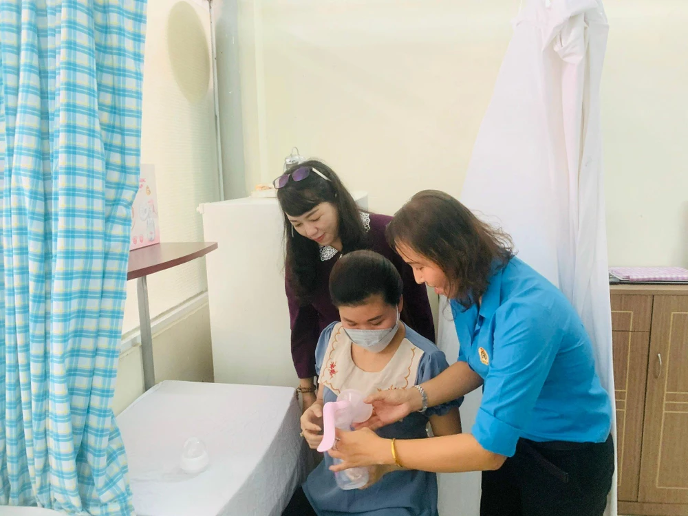 Chị Đỗ Nhã Trân được hướng dẫn cách vắt sữa cho con tại cabin vắt trữ sữa. Ảnh: THẢO PHƯƠNG