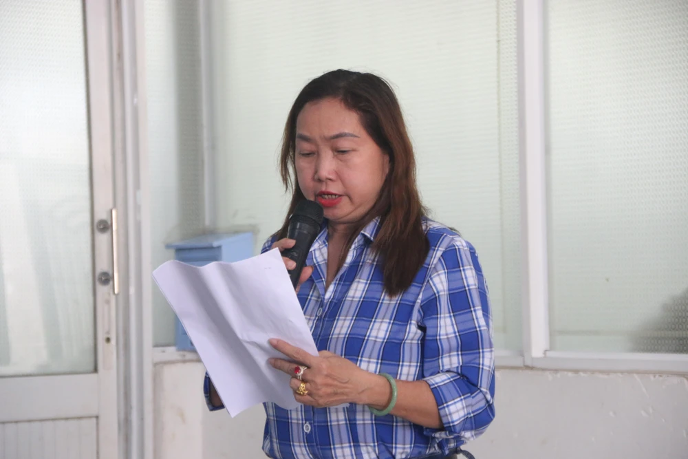 Bà Dương Thị Trúc Lan báo cáo quá trình thực hiện lắp đặt cabin. Ảnh: THẢO PHƯƠNG