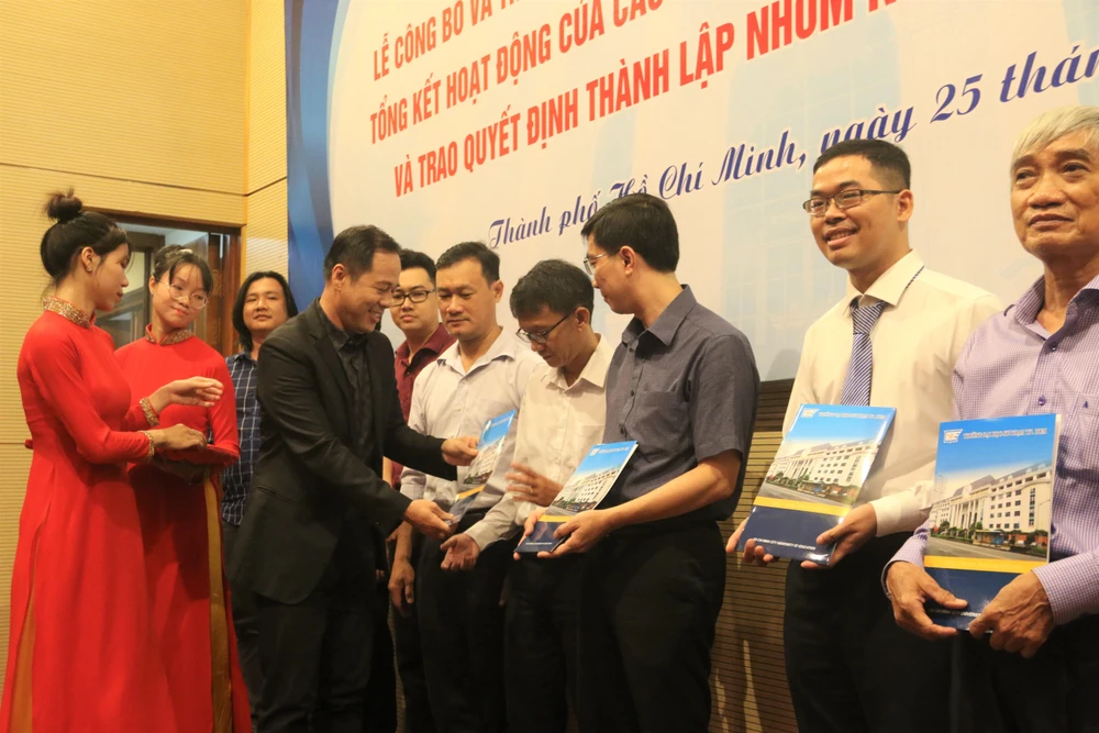 Trao quyết định thành lập nhóm nghiên cứu mạnh Toán giải tích. Ảnh: THẢO PHƯƠNG