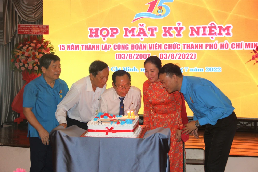 Thổi nến chúc mừng sinh nhật 15 năm ngày thành lập CĐVC TP. Ảnh: THẢO PHƯƠNG