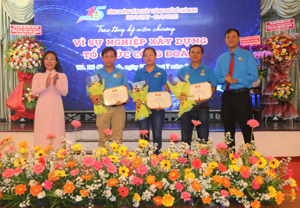 Trao kỷ niệm chương “Vì sự nghiệp xây dựng tổ chức Công đoàn” cho công đoàn viên. Ảnh: THẢO PHƯƠNG