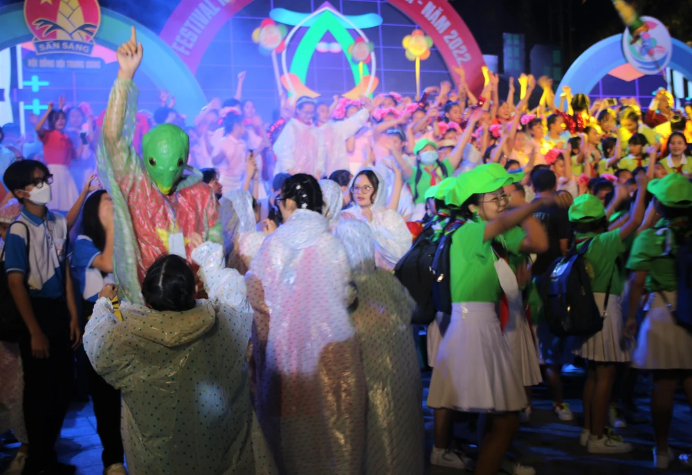 Thiếu nhi đội mưa "quẩy" tưng bừng phút cuối lễ khai mạc. Ảnh: THẢO PHƯƠNG