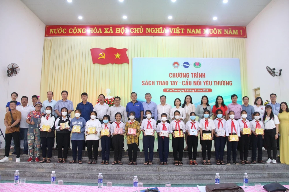 Học sinh thành phố cẩn thận giữ gìn sách để tặng học sinh vùng cao ảnh 1