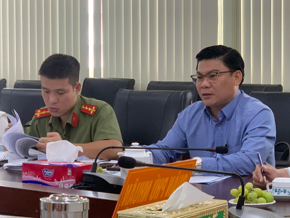 Ông Hoàng Văn Thắng (bên phải) phát biểu. Ảnh: THẢO PHƯƠNG