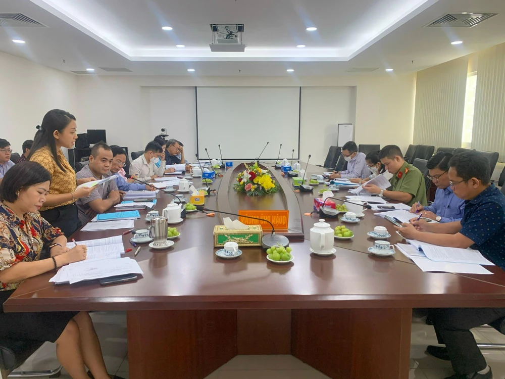 Đoàn giám sát làm việc tại quận Phú Nhuận. Ảnh: THẢO PHƯƠNG