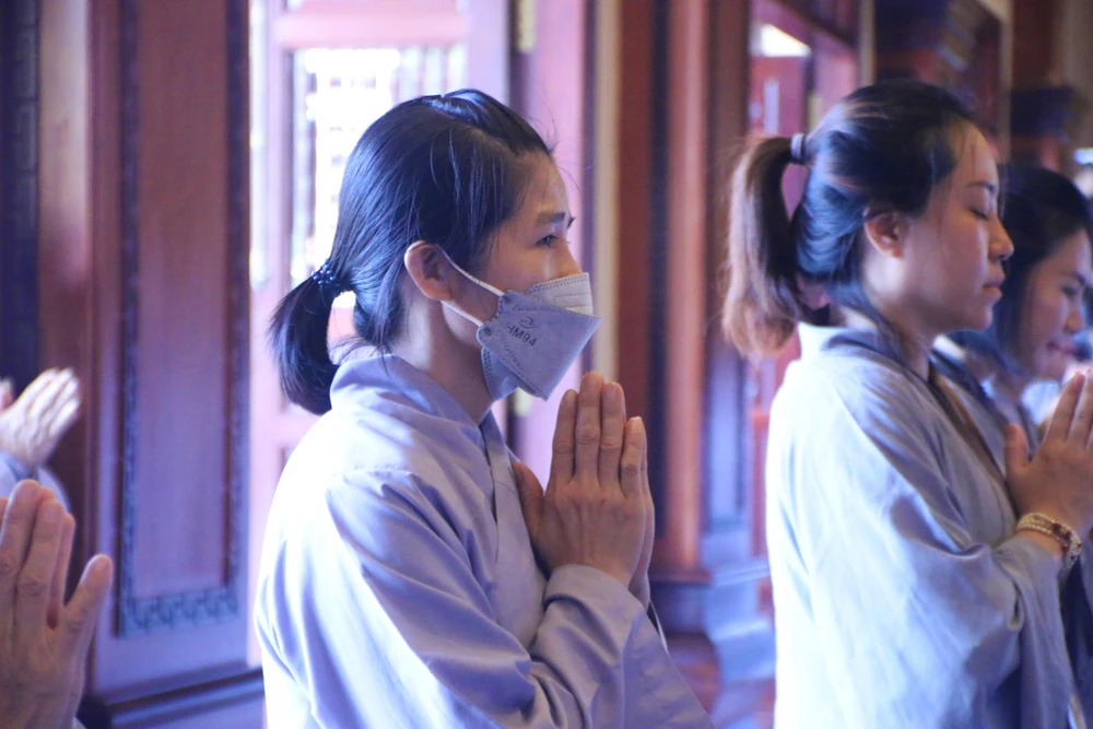 Phật tử thành kính cầu siêu nạn nhân COVID. Ảnh: THẢO PHƯƠNG