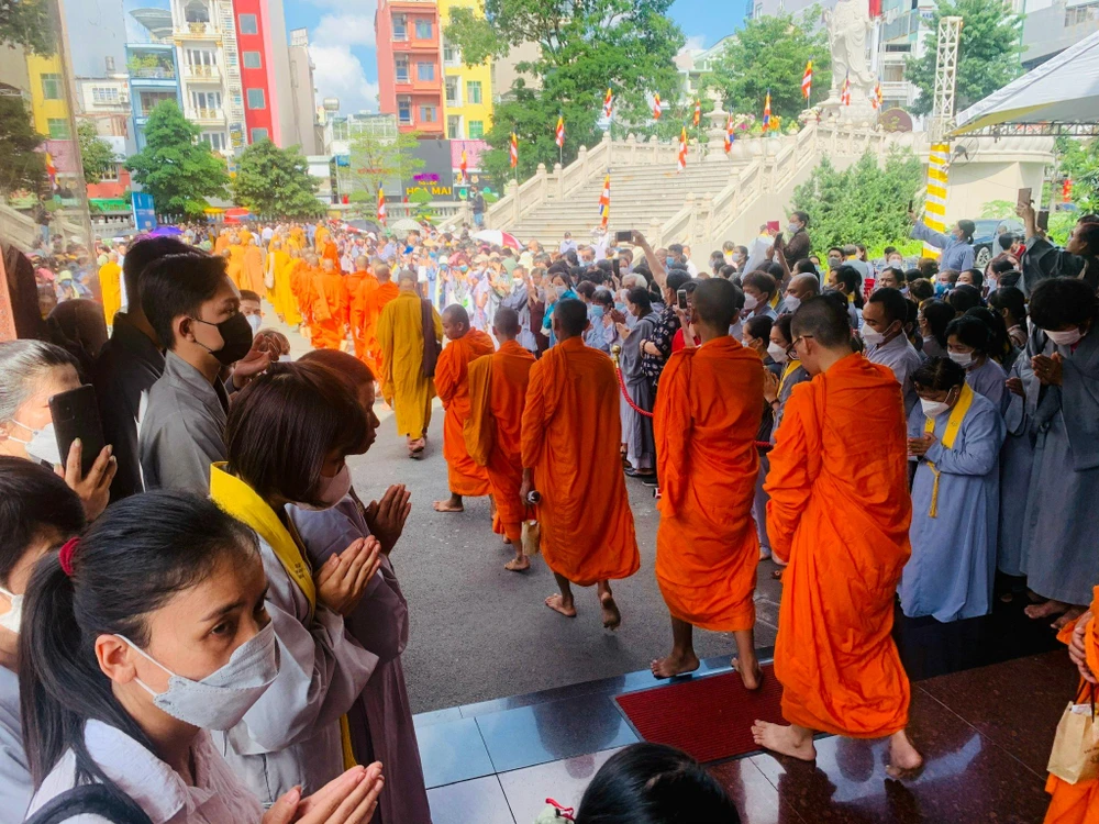 Đông đảo phật tử tham dự Đại lễ. Ảnh: THẢO PHƯƠNG